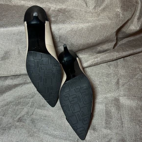 UNISA Women’s Two Tone Pointed Toe Pumps Size 7 - Picture 5 of 7